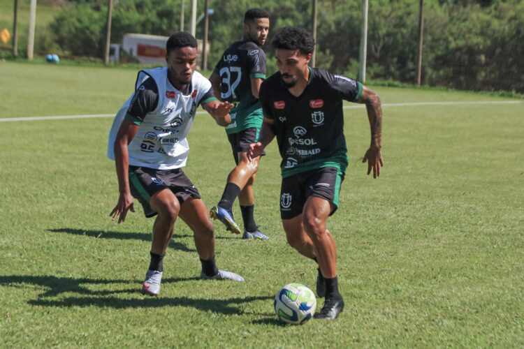 De olho no Flamengo, Maringá FC anuncia reforço e renova contratos