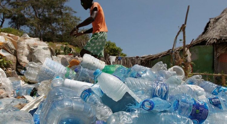 Políticas e tecnologia podem reduzir em 80% poluição plástica, diz ONU