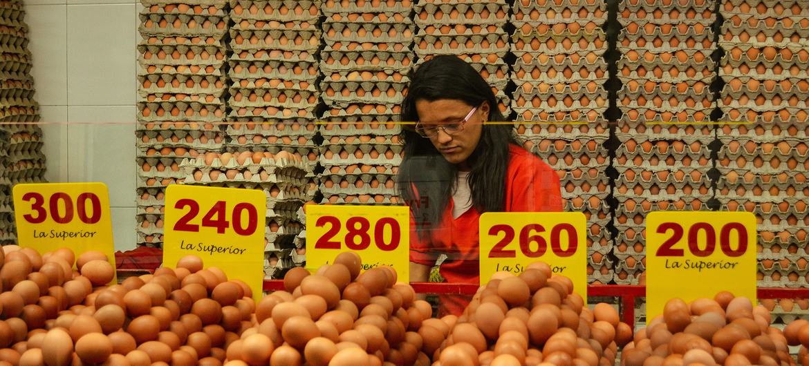 Ovos à venda em um mercado de alimentos em Medellín, Colômbia