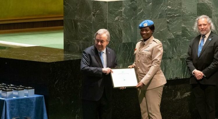 Boina-azul de Gana recebe Prêmio de Defensora Militar da Igualdade de Gênero