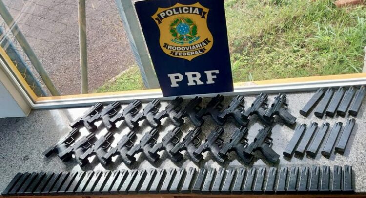 Em abordagem de rotina, PRF apreende 20 pistolas de calibre restrito