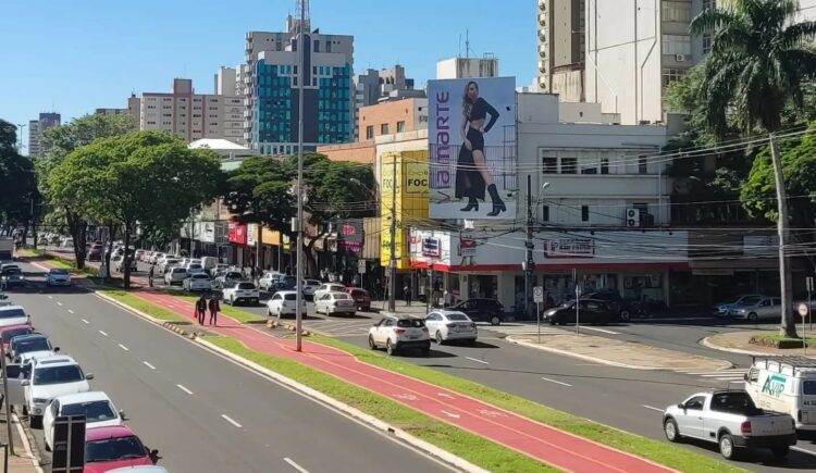 Avenida Brasil, no Centro de Maringá (Crédito: Cristiano Martinez/O Maringá)