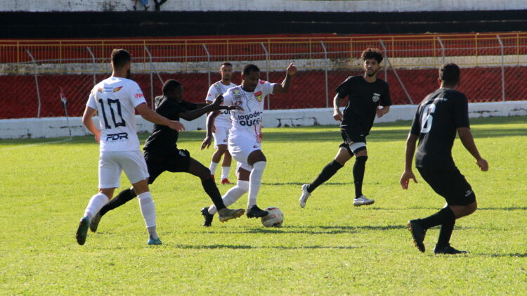Lance do jogo entre Apucarana e GEM (Crédito: Ademir Alves/Apucarana Sports)