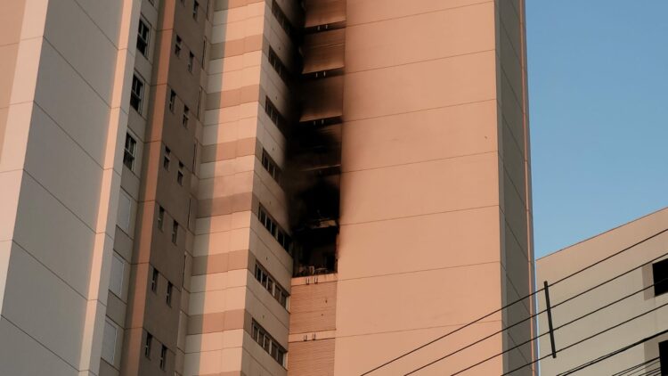 Fotos – incêndio em edifício de luxo mobiliza Corpo de Bombeiros em Maringá