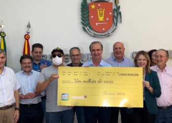 De boné, óculos escuro e máscara, ganhador de R$ 1 milhão recebe prêmio do Nota Paraná