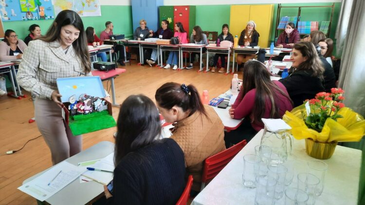 - Formação Contínua: Brincadeiras e Aprendizagens com as “Caixas que contam histórias” 
Professores da Educação Infantil - Escola Municipal Reynaldo Frederico Gaebler, 2022 (Porto Vitória-PR).