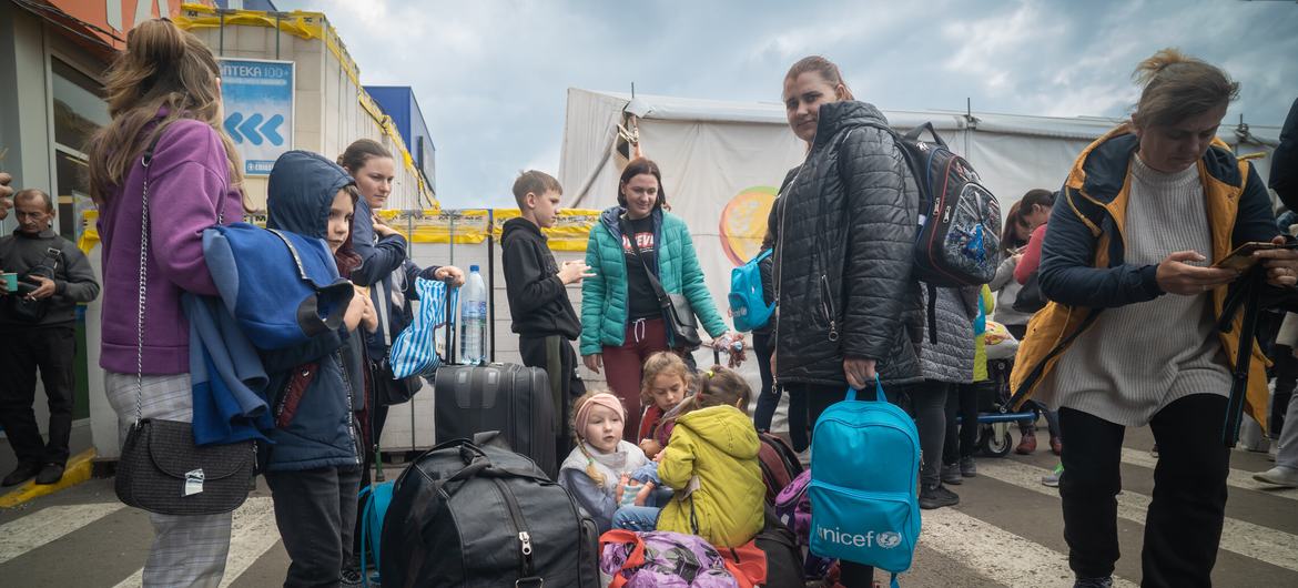 As famílias esperam para partir de Zaporizhzhia para outras partes da Ucrânia, em setembro de 2022. 