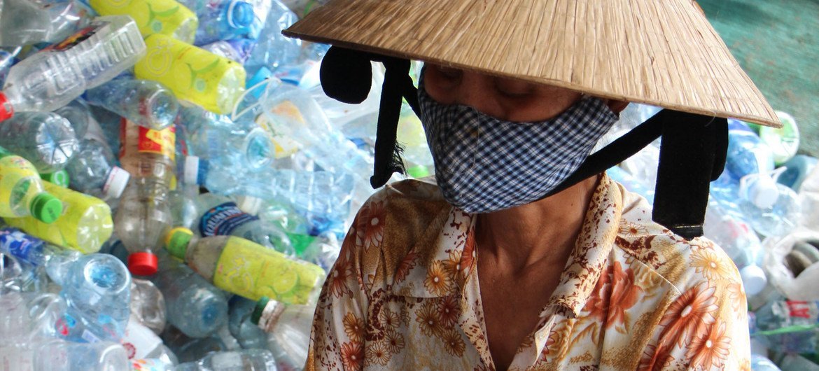 As pessoas estão cada vez mais envolvidas na gestão de resíduos plásticos em nível comunitário no Vietnã.