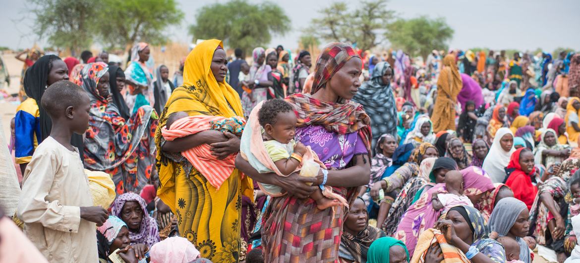 Centenas de refugiados sudaneses recém-chegados reúnem-se para receber kits de ajuda humanitária do ACNUR no local de Madjigilta, na região de Ouaddaï, no Chade.