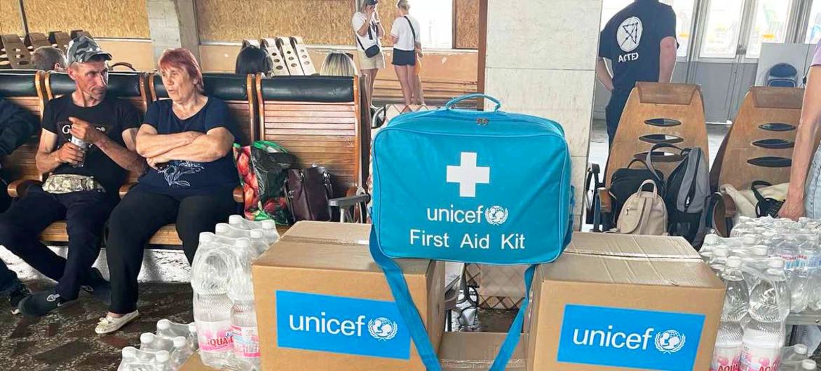 Unicef está fornecendo ajuda humanitária aos passageiros que chegam a Mykolaiv no primeiro trem de evacuação de Kherson, na Ucrânia.