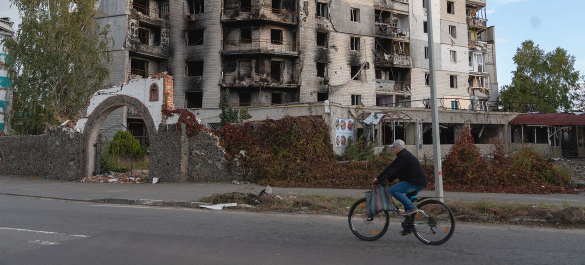 Prédio de apartamentos em Borodianka, na Ucrânia, está em ruínas após um ataque com mísseis.