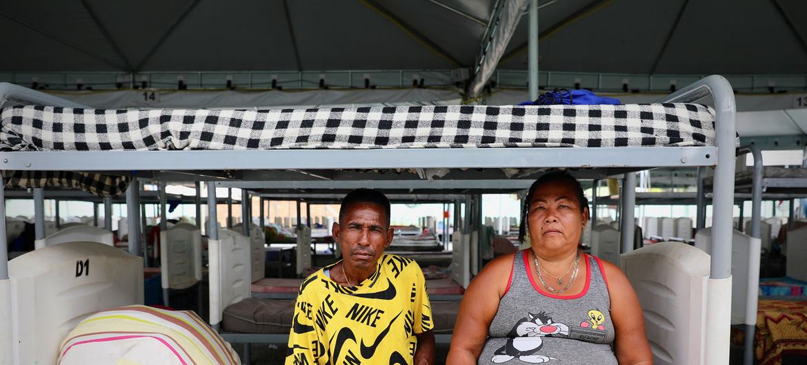 Santo, 58, e Mireya, 51, dois migrantes venezuelanos que tentam se reencontrar com o único filho e netos que moram no estado de Santa Catalina desde 2021.