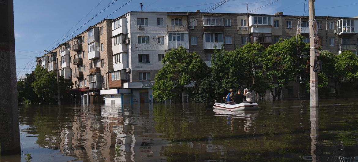 Um bairro em Kherson é inundado após a destruição da barragem de Kakhovka, no sul da Ucrânia