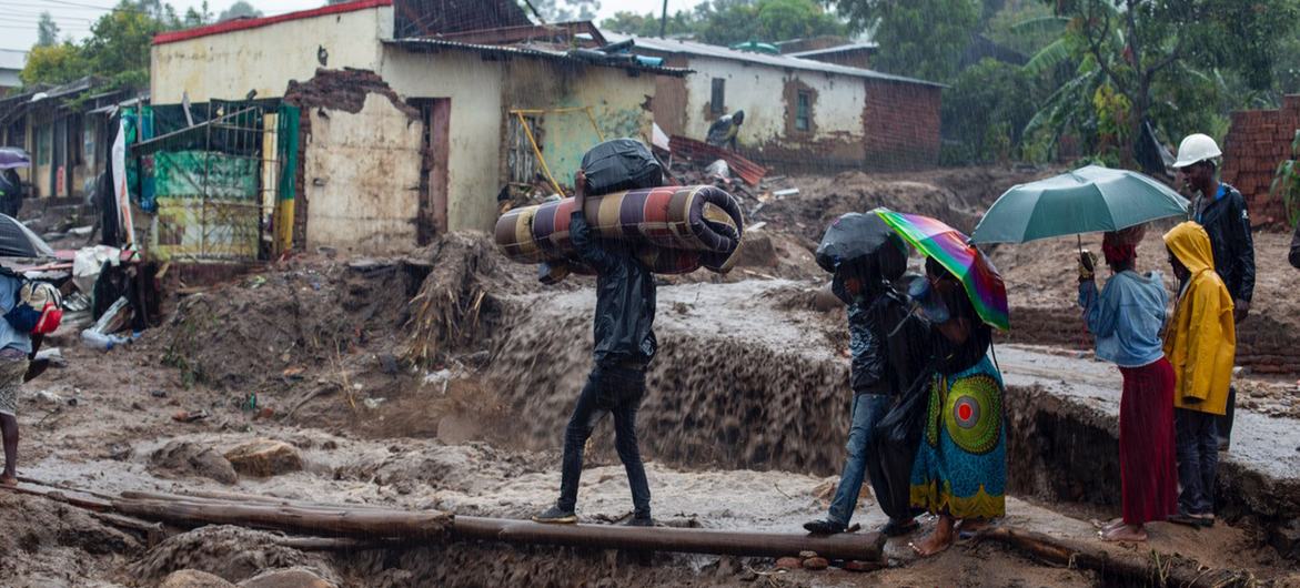 Pessoas fogem de suas casas quando o ciclone Freddy atinge a cidade de Blantyre, no Malawi.