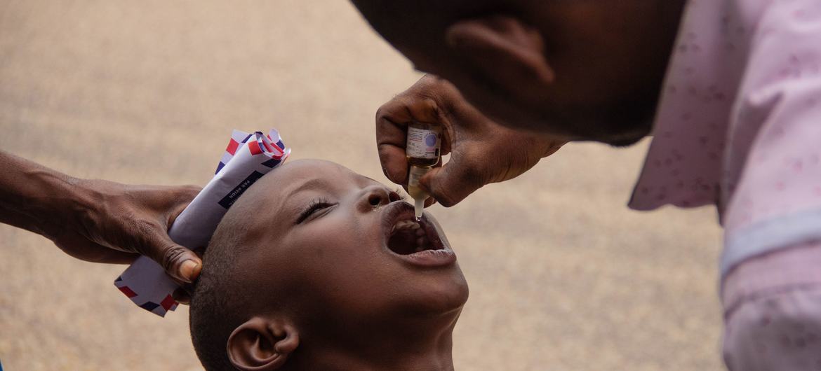 Um menino é vacinado durante uma campanha de imunização contra a pólio em Kisangani, República Democrática do Congo, em julho de 2022.