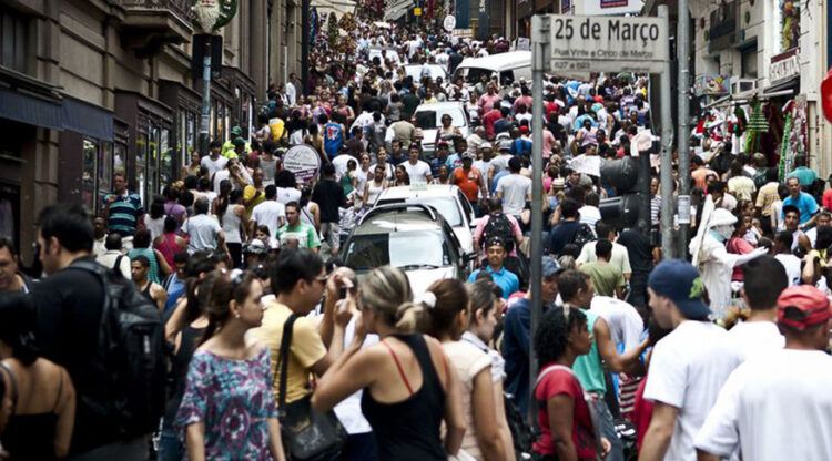 Rua movimentada em São Paulo, cidade que se mantém com a maior população do país (Crédito: Marcelo Camargo/Agência Brasil)