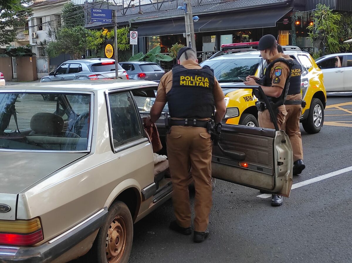 Durante fuga, mulher de 19 anos é presa com carro furtado e bate em viatura da PM em Maringá
