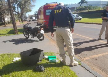 Homem que transportava drogas em moto é preso após se acidentar em frente a PRF de Maringá