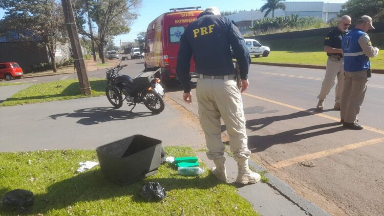 Homem que transportava drogas em moto é preso após se acidentar em frente a PRF de Maringá