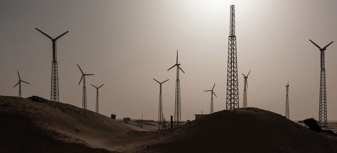 O vilarejo de Chami, na Mauritânia, possui uma usina de energia solar para iluminar a rua principal e um parque eólico para fornecer eletricidade aos residentes e aos crescentes negócios de ecoturismo