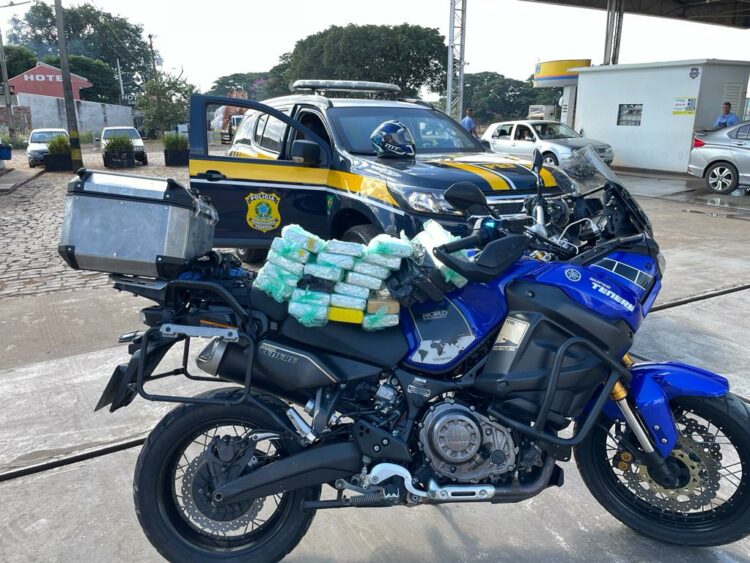 PRF apreende 26 quilos de cocaína em motocicleta na região