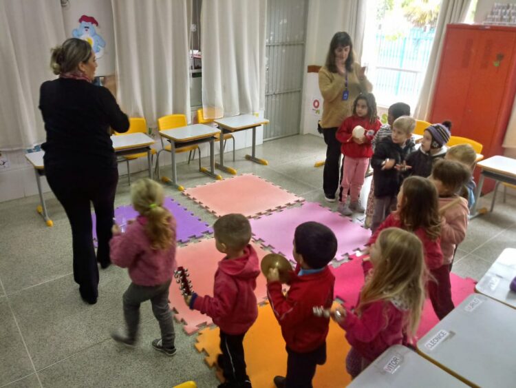 Experiências Formativas: Canto coletivo e prática de composição musical coletiva, alunos da turma do Infantil IV A do Centro Municipal de Educação Infantil Aconchego dos Pequeninos, 2023 (Porto Vitória-PR).