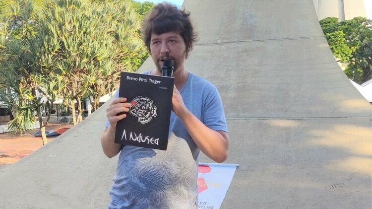 Breno Pitol Trager, durante lançamento do livro no Slam Pé Vermelho, em Maringá (Crédito: Cristiano Martinez/O Maringá)