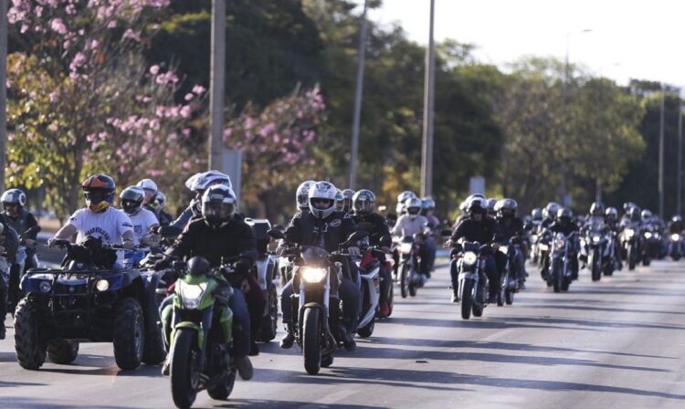 Brasília -  Motociclistas realizam passeio pelas ruas de Brasília como parte do encerramento do Capital Moto Week (Marcelo Camargo/Agência Brasil)