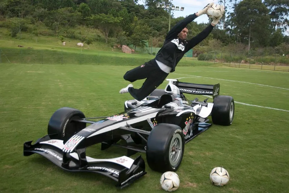 Weverton, então no Corinthians, posa com carro da Super League em 2008 — Foto: Daniel Augusto Jr/Ag. Corinthians