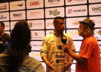 Alex Santos com o novo uniforme, em entrevista à coluna "Na Área do Esporte", do jornal O Maringá (Crédito: Cristiano Martinez/OM)