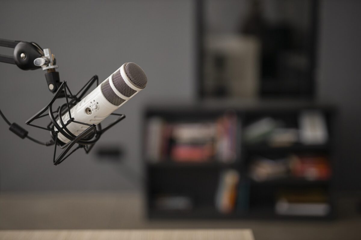 vista lateral de um microfone de radio com espaco de copia