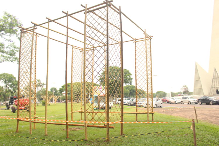 Estrutura de bambu da Maringá Encantada 2023 montada na Praça da Catedral (Crédito: Cristiano Martinez)
