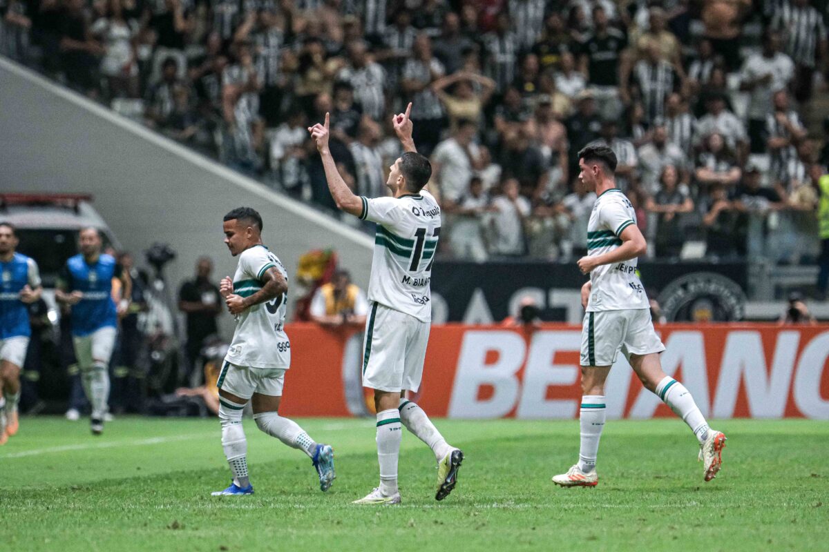 Slimani marca la diferencia, Coritiba derriba al Atlético-MG y deja el fondo del Brasileirão
