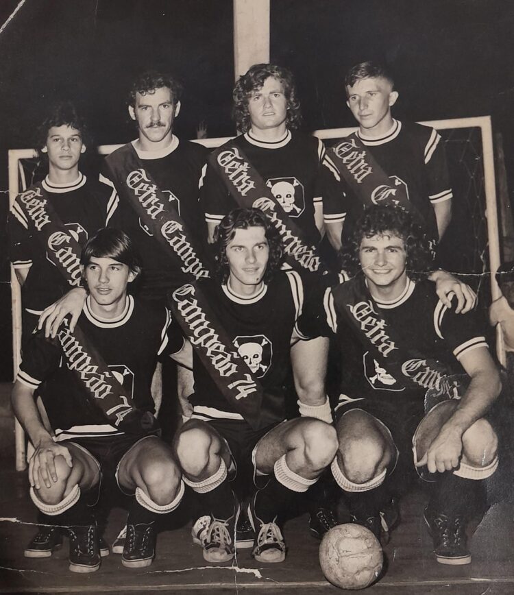 Equipe de Rondon nos anos 1970 com o hoje maringaense Aldi Cesar Mertz, terceiro em pé da esquerda para a direita. Arquivo Pessoal.