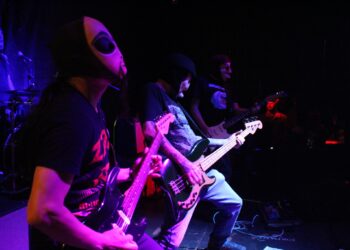 Banda é conhecida pelo surf rock instrumental e uso de máscaras nos shows (Crédito: Arquivo/Cristiano Martinez)