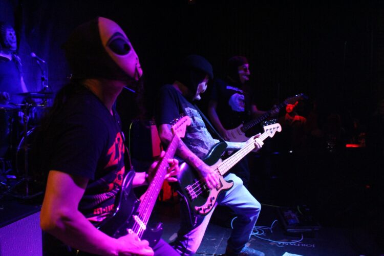 Banda é conhecida pelo surf rock instrumental e uso de máscaras nos shows (Crédito: Arquivo/Cristiano Martinez)