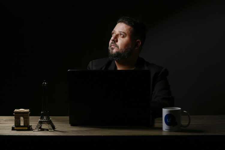 Luigi é autor do romance "Os passos vermelhos de John: ou a invenção do tempo" (Crédito: Divulgação)