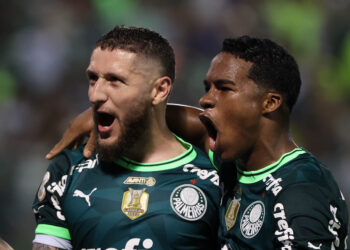 Palmeiras assume liderança