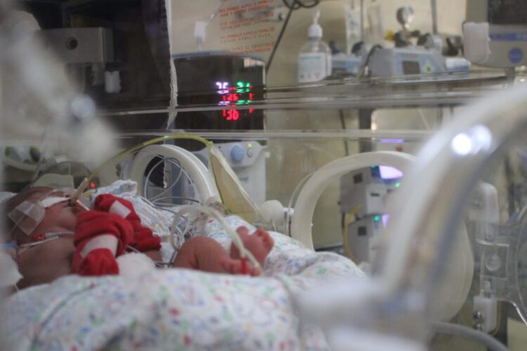 Bebês prematuros ficam semanas internados até estarem prontos para irem pra casa - Foto: arquivo O Maringá.
