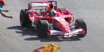 Felipe Massa comemorando a vitória no GP do Brasil de 2006, a primieira vitória de um brasileiro no circuito desde 1993.