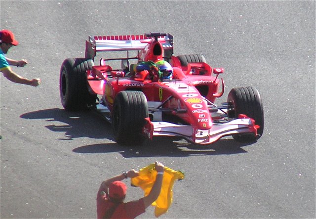 Felipe Massa comemorando a vitória no GP do Brasil de 2006, a primieira vitória de um brasileiro no circuito desde 1993.