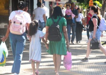 Comércio de rua de Maringá inicia horário especial de Natal