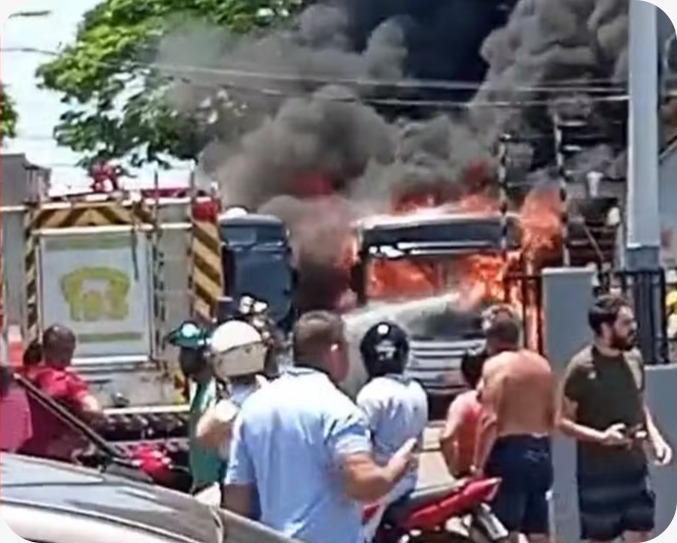 incêndio destrói três ônibus em Paranavaí