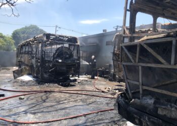 incendio destrói três ônibus