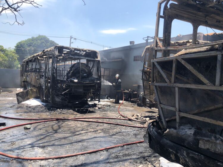 incendio destrói três ônibus