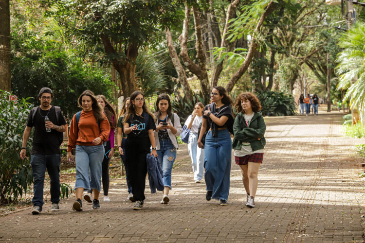 Alunos no campus da Universidade Estadual de Maringá (UEM) - Crédito: Roberto Dziura Jr/AEN