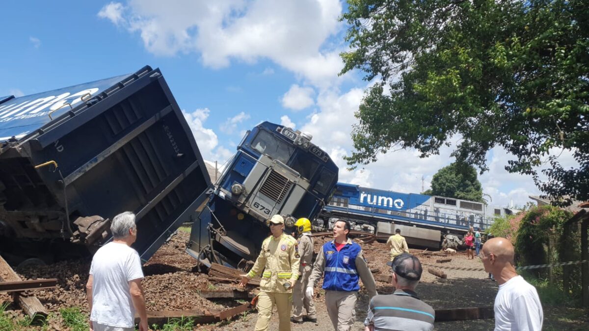 Trem bate em caminhão e atinge casa