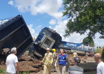 Trem bate em caminhão e atinge casa