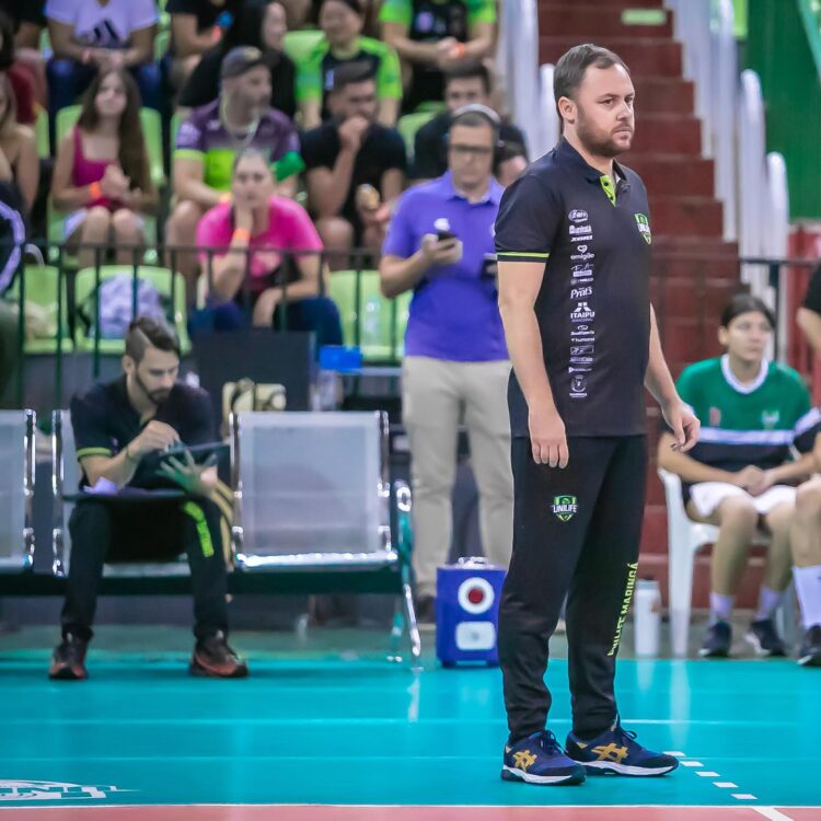 Aldori Galdêncio, técnico do time maringaense, tem a missão de levar equipe pela primeira vez aos playoffs’ da competição. FOTO:  Assessoria/Unilife Maringá