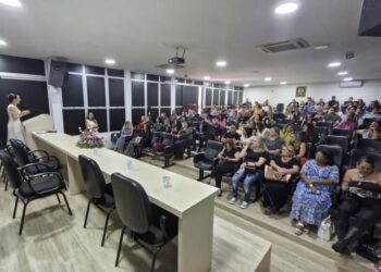 PCPR ministra palestra alusiva ao Dia Internacional da Mulher para 200 servidores em Curitiba